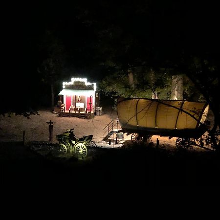 Cozy Wild West Covered Wagon Next To River Ґрантс-Пасс Екстер'єр фото
