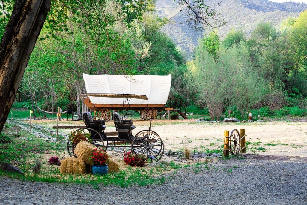 Cozy Wild West Covered Wagon Next To River Ґрантс-Пасс Екстер'єр фото