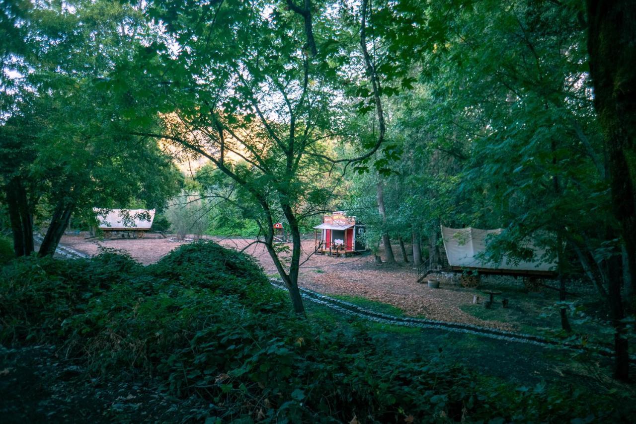 Cozy Wild West Covered Wagon Next To River Ґрантс-Пасс Екстер'єр фото
