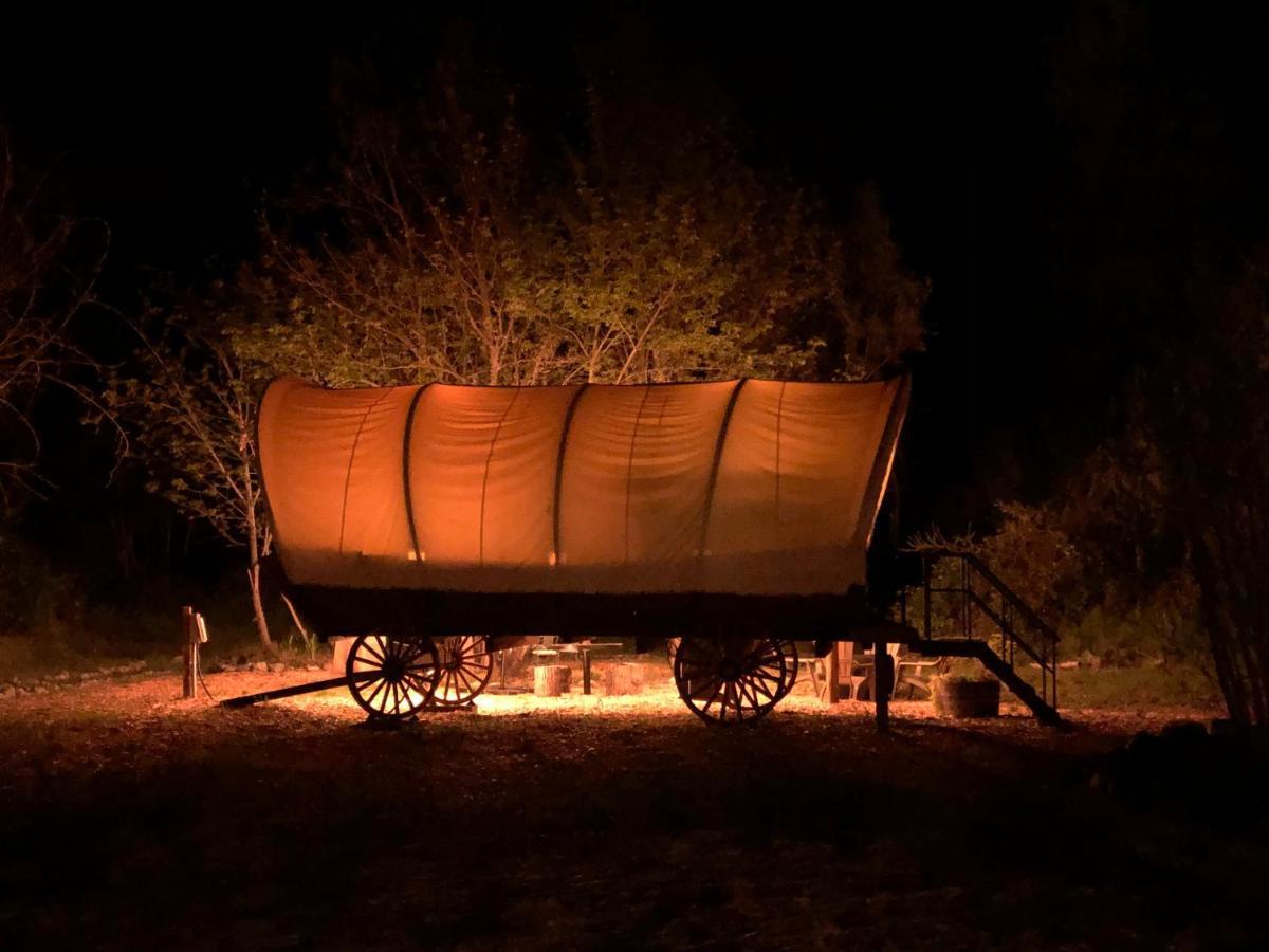 Cozy Wild West Covered Wagon Next To River Ґрантс-Пасс Екстер'єр фото