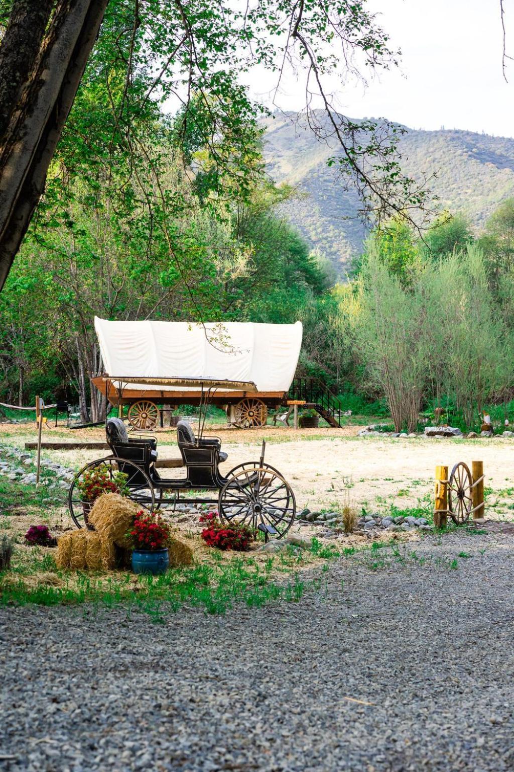 Cozy Wild West Covered Wagon Next To River Ґрантс-Пасс Екстер'єр фото