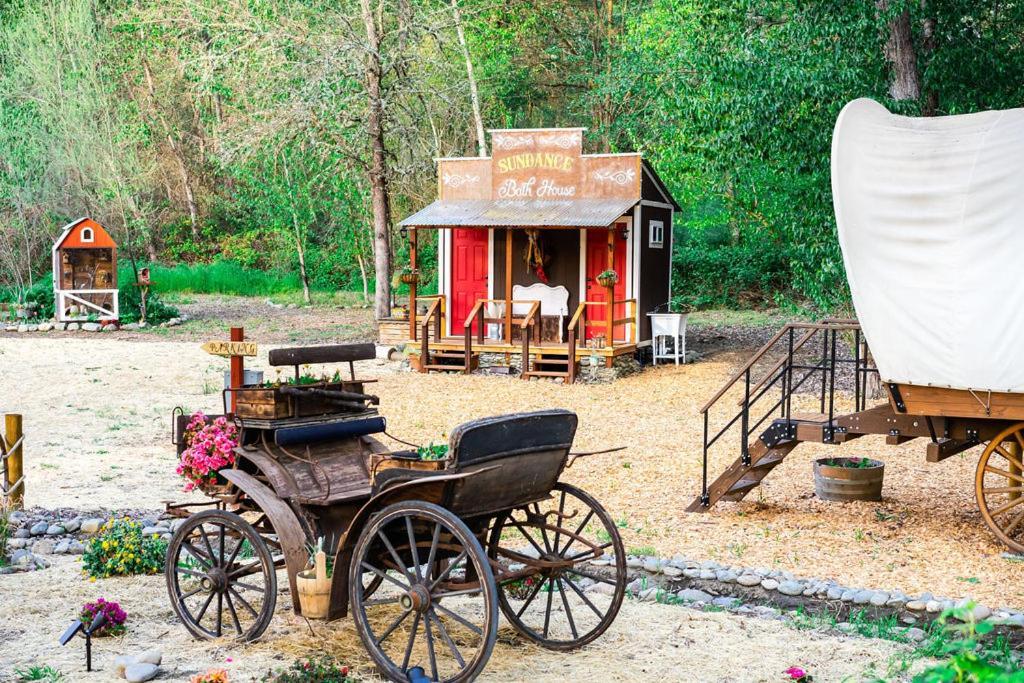 Cozy Wild West Covered Wagon Next To River Ґрантс-Пасс Екстер'єр фото